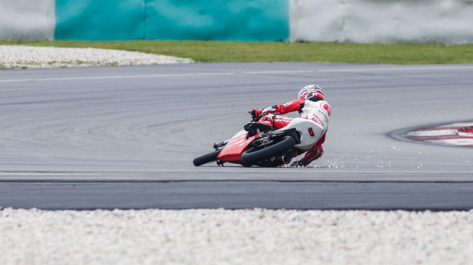 Haruki Noguchi crashing out at Turn 1